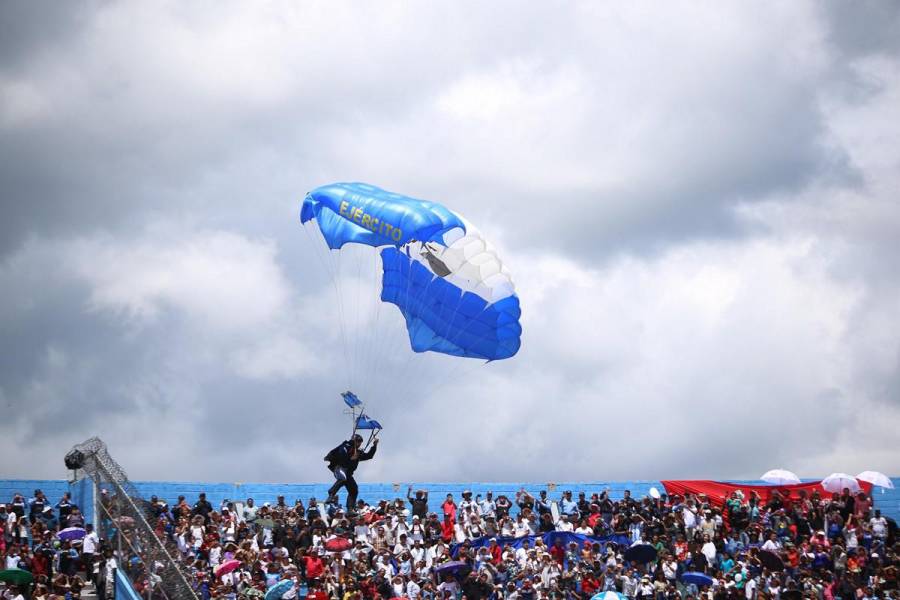 Paracaidistas deslumbran con su show aéreo en los desfiles patrios Honduras 2024