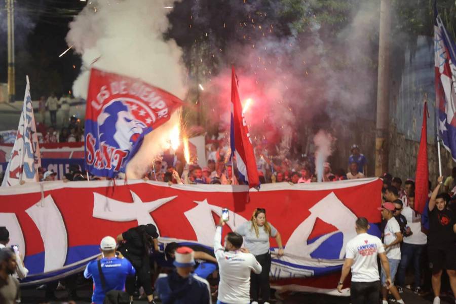 Ambiente de clásico en el Olimpia-Real España: ¿Quién es la bella chica que llegó con la Máquina?