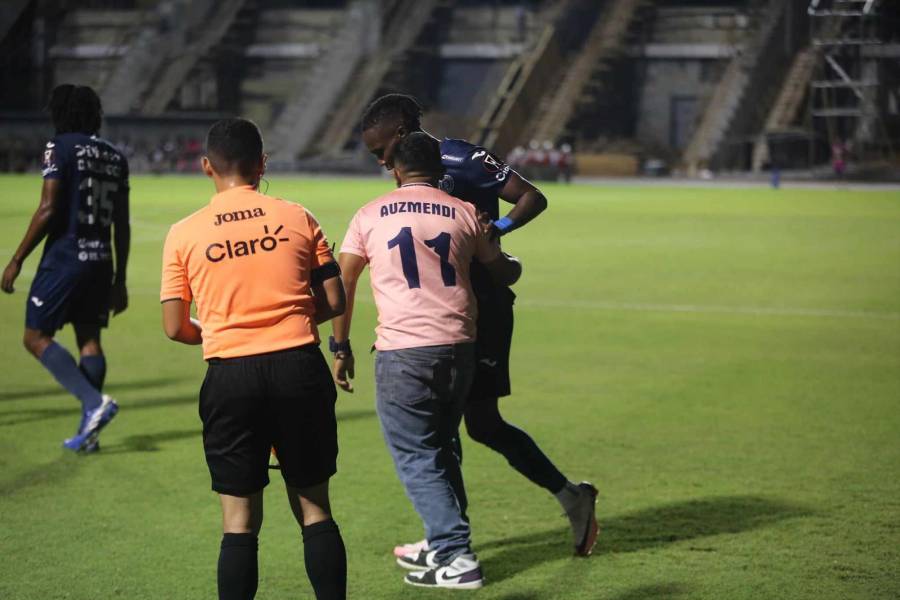 No se vio TV: Aficionado salta al campo para celebrar con Motagua y expulsión de Génesis