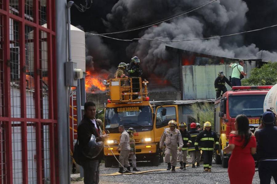 Los momentos más impactantes del incendio de gran magnitud en El Prado