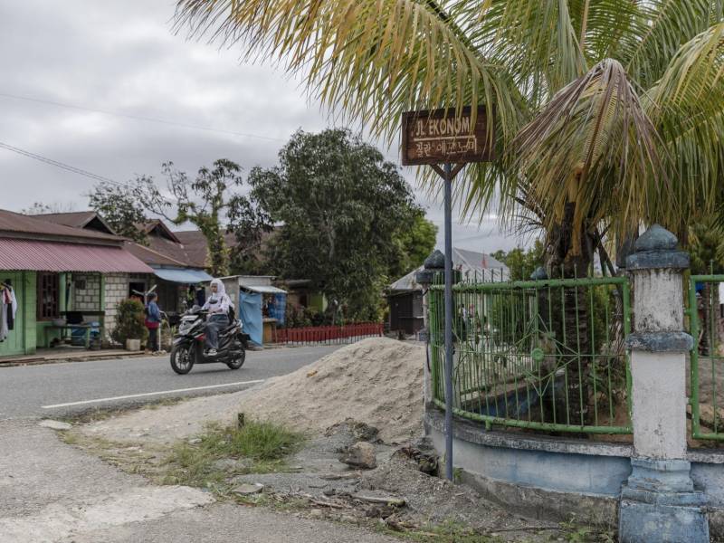 En Baubau, las señales de tráfico están tanto en el idioma nacional como en cia-cia, usando hangul.