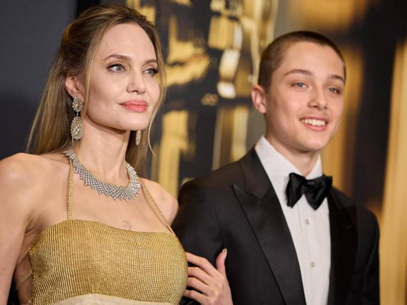 Knox, el hijo de Angelina Jolie y Brad Pitt, sorprendió en su regreso público tras años fuera del ojo mediático, luciendo un elegante esmoquin en los Governors Awards.