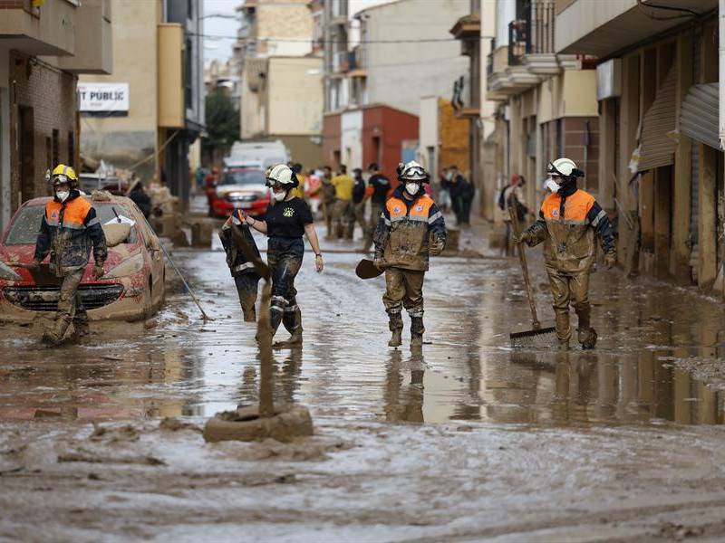 Aunque las labores de limpieza no se detienen, aún hace falta demasiado para que Valencia muestre una mejor cara. Son 17 días desde que la “gota fría” irrumpió la tranquilidad de la zona.