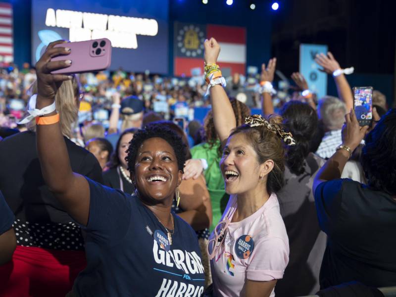 Una diferencia en los patrones de votación basada en el género invade todo EU. Un mitin para Kamala Harris.