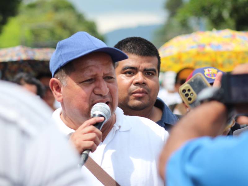 El profesor Lorenzo Alfaro, quien era el director del Centro Escolar Caserío Loma Abajo, del distrito de San Ramón, Cuscatlán, participó en la marcha del 19 de octubre de 2024 para exigir el escalafón salarial para maestros, y luego fue despedido.