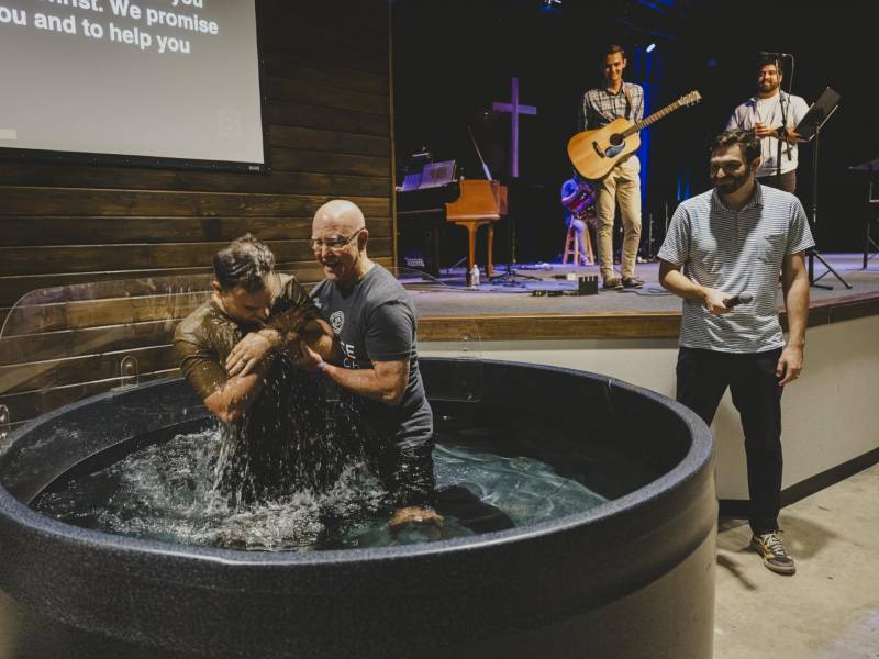 Ryan Amodei, de 28 años, siendo bautizado por el pastor Buck Rogers en la Iglesia Grace en Waco, Texas. “Estoy muy agradecido por esta iglesia”, dijo.