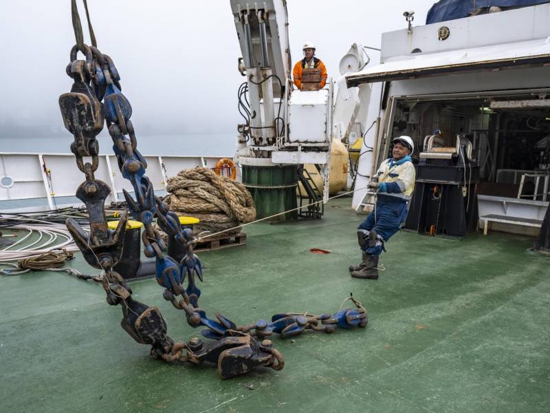 Un ancla para recuperar cables, en el barco de reparaciones Léon Thévenin, en abril.