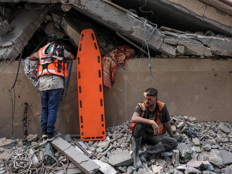 Rescatistas de la Defensa Civil Palestina cerca de edificio colapsado en Khan Younis, en Gaza, en octubre.