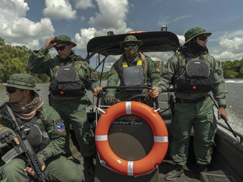 Miembros de la policía fronteriza de Costa Rica en un patrullaje acuático. Revisan manglares en busca de actividad sospechosa.