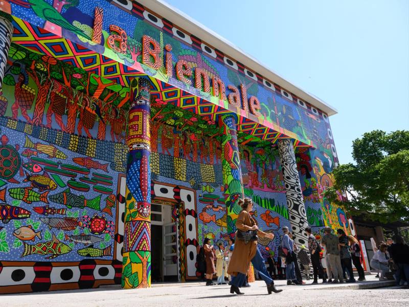 MAHKU, un grupo de artistas huni kuin, decoró la fachada del Pabellón Central en la Bienal de Venecia en abril.