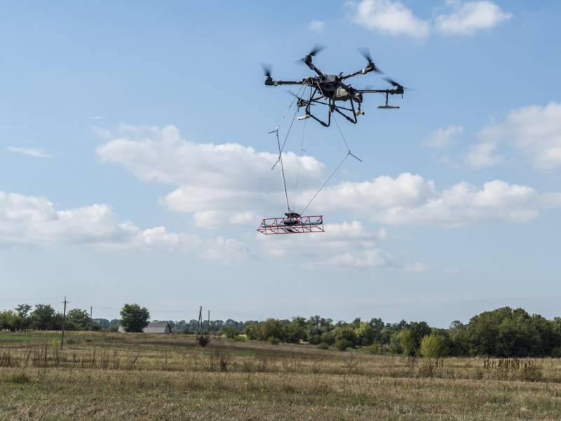 Un dron agrícola porta un sensor para ayudar a inspeccionar el terreno en busca de minas durante una prueba en el 2023. (BRENDAN HOFFMAN para The New York Times)