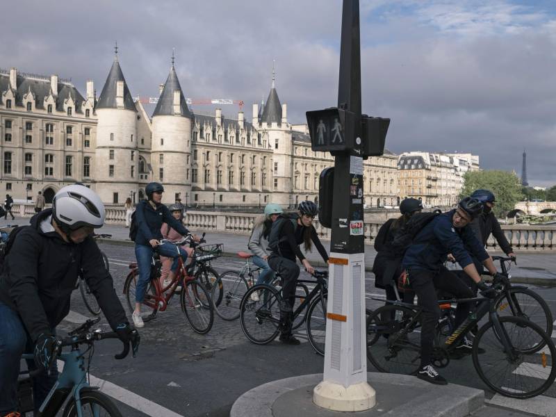 Ciclistas esperan luz verde en un puente sobre el Sena. París ha visto una explosión de bicicletas y carriles bici.