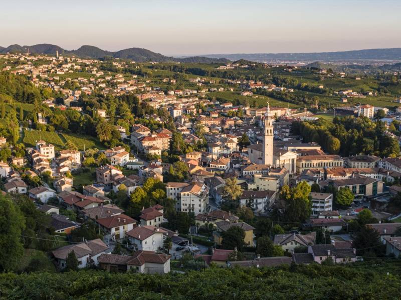 Valdobbiadene, en el pintoresco noreste de Italia, es famosa por el Prosecco producido allí.