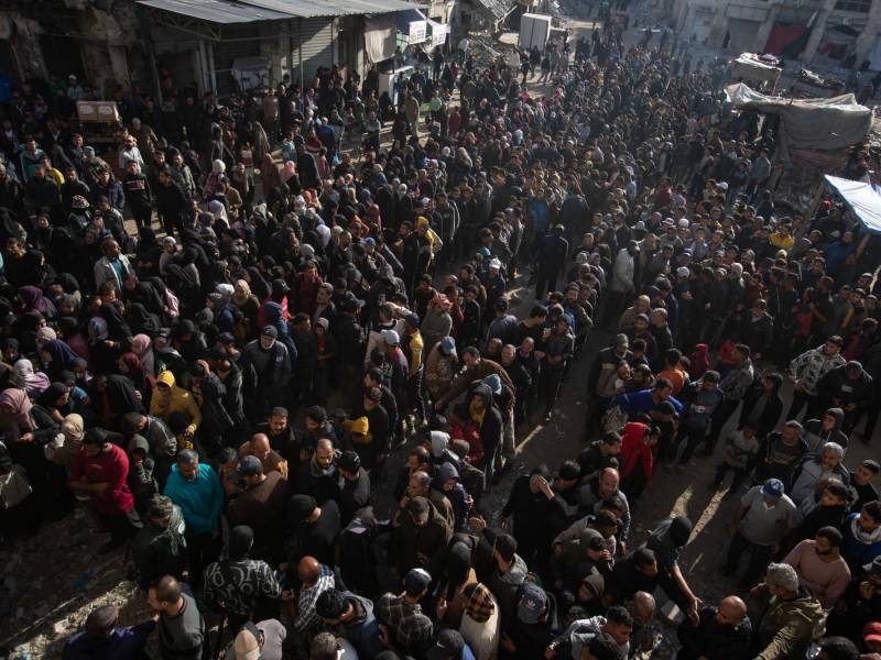 Palestinos esperan durante horas para comprar pan en una panadería en Khan Younis, en noviembre.