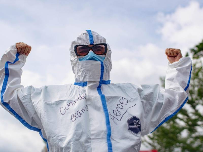 Un empleado de salud marcha con su rostro oculto el 19 de octubre de 2024. En su vestuario porta un mensaje alusivo a la defensa del escalafón para médicos.