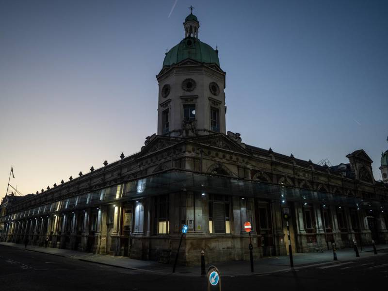 Smithfield ha sido sitio de un mercado de carne de Londres desde al menos 1174. El mercado actual, cons-truido en 1860, será cerrado en el 2028.