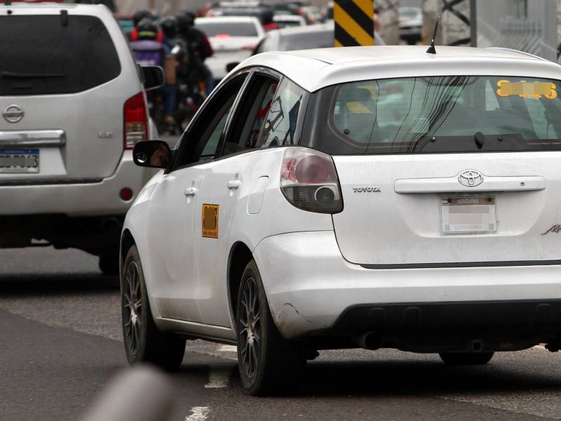 Es común encontrar en las calles de la ciudad vehículos con placas de papel