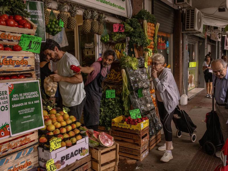 Recortes a subsidios de servicios básicos han hecho que muchos argentinos batallen económicamente.