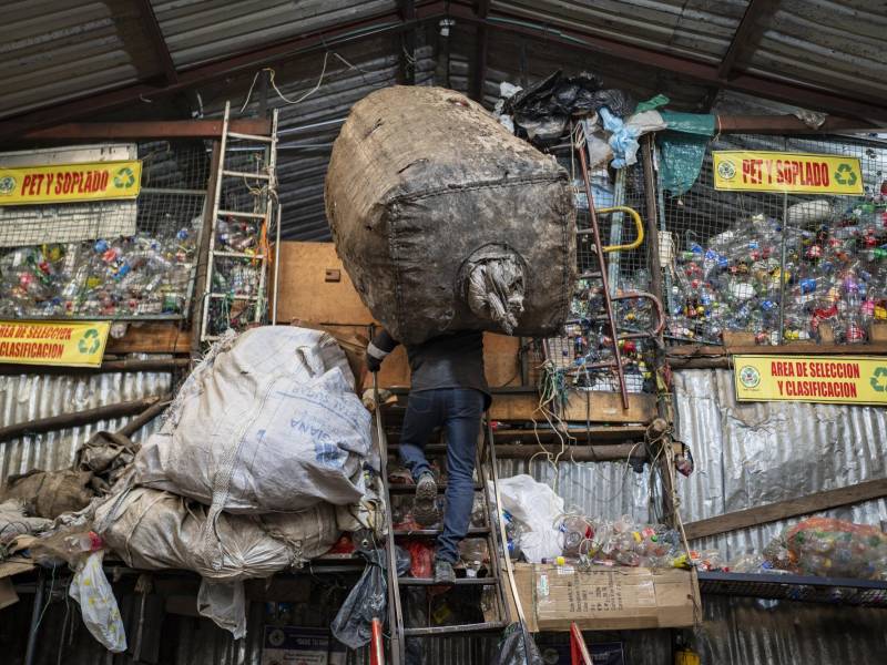 Se estima que en Bogotá, la capital colombiana, hay 26 mil recicladores informales que aprovechan lo desechado.