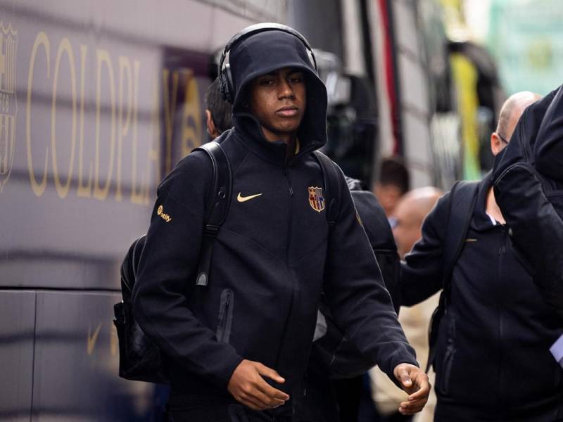 Lamine Yamal a su llegada junto al resto del equipo al Hotel Intercontinental en Madrid, antes de su partido ante el Real Madrid esta noche, momentos antes de mostrar su peculiar sonrisa.