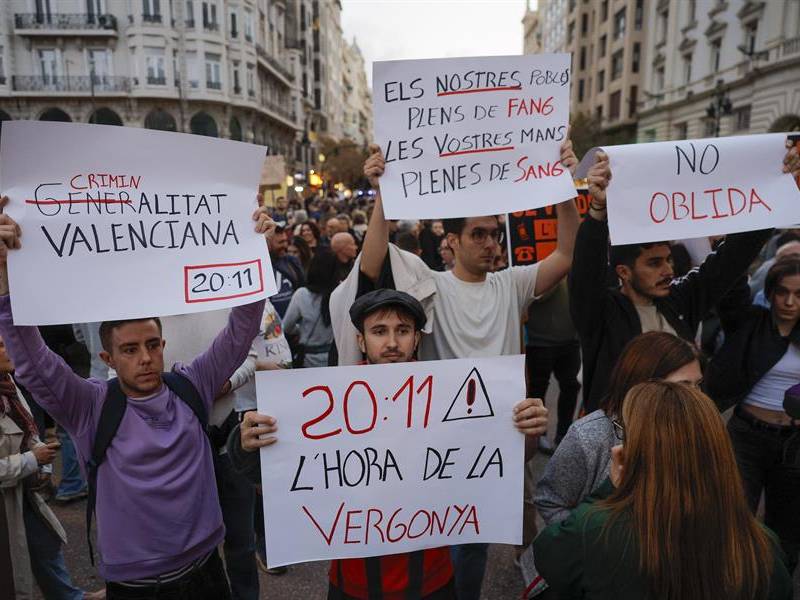 Los manifestantes de Valencia denuncian que ayuda no está llegando, “sólo repartiendo dinero entre amigos de Mazón”, han asegurado.