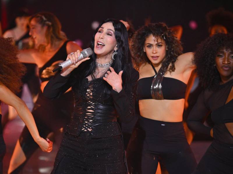 En octubre, Cher cantó en el desfile de Victoria’s Secret con un corset, pantalones brillantes y botas de cuero.