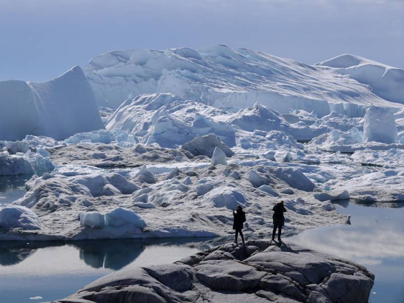 El derretimiento de glaciares de Groenlandia abre rutas potenciales para el transporte marítimo.