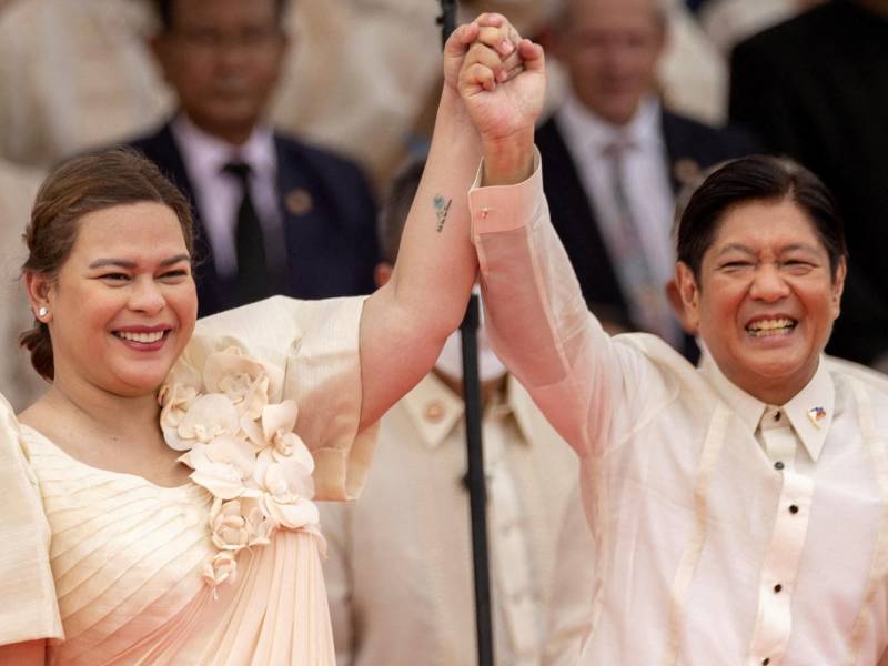 Ferdinand R. Marcos Jr. con Sara Duterte en su toma de posesión como Presidente de Filipinas en el 2022.