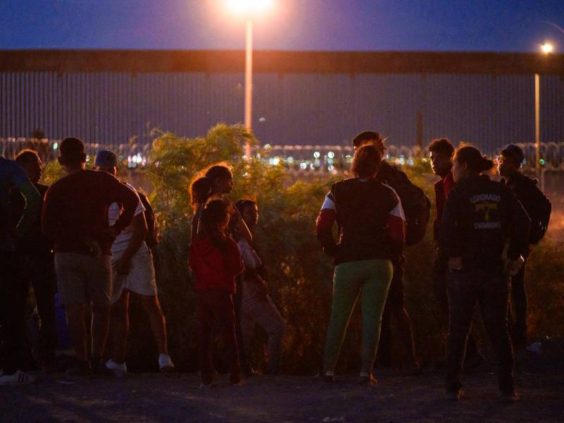 Migrantes en Ciudad Juárez, México, buscan un lugar para cruzar la frontera de Estados Unidos en julio.