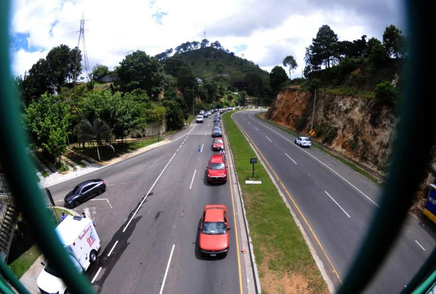 Largas filas en salida al norte por vacacionistas que abandonan Tegucigalpa