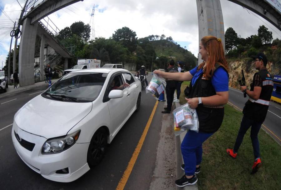 Largas filas en salida al norte por vacacionistas que abandonan Tegucigalpa