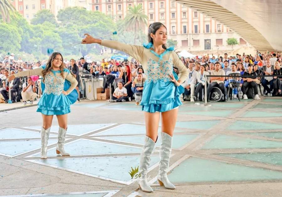 Niñas hondureñas voluntarias de Bombers Fénix brillan en desfile de Valencia, España