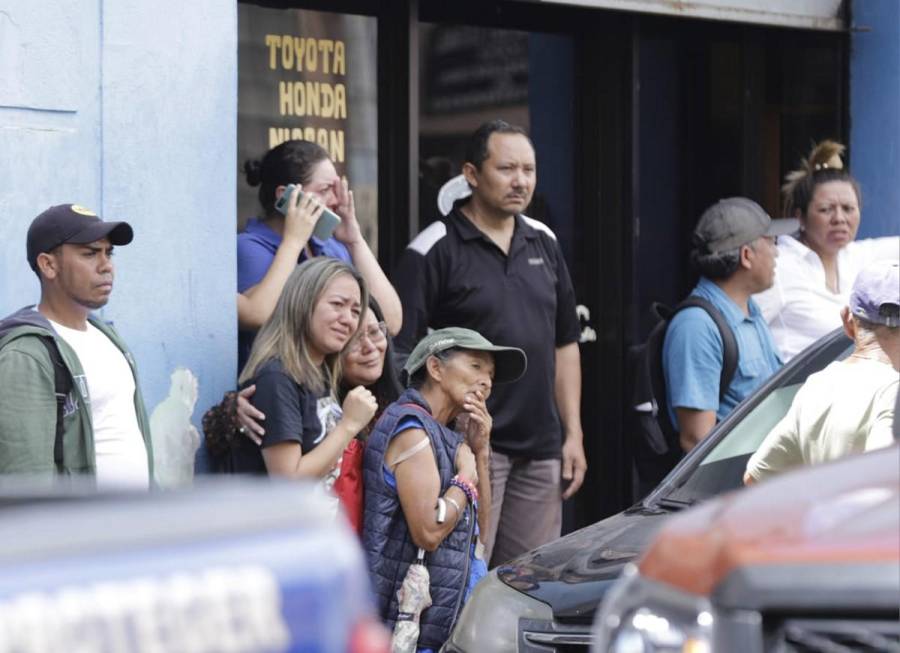 Con lágrimas y pesar llegan familiares a escena donde murió abogado Julio Muñoz y guardaespaldas