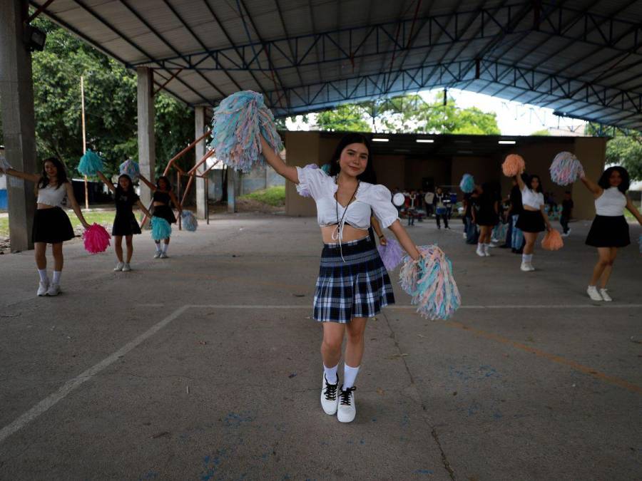 Así lucen las bellas pomponeras del Instituto Saúl Zelaya Jiménez