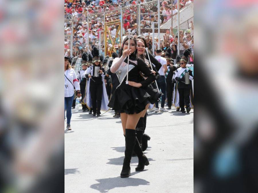 Con ritmo y encanto, palillona del Instituto Adriana de Valerio deslumbra en los desfiles patrios