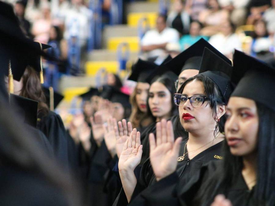 Graduaciones UNAH 2024: Estudiante no vidente y religiosa reciben sus títulos