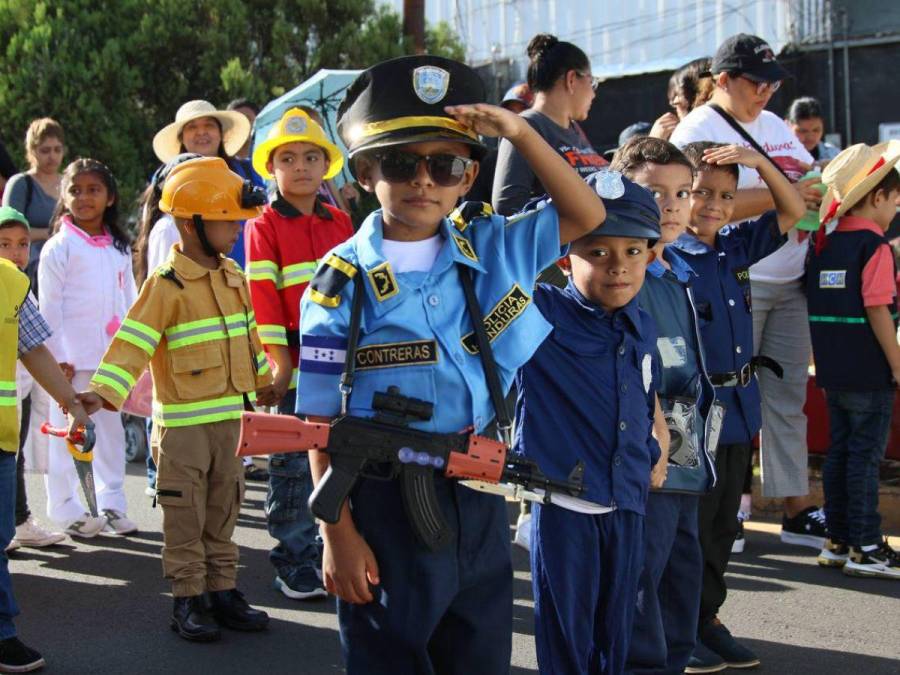 Con palillonas y cadetes, alumnos de prebásica derrochan patriotismo en las calles de la capital