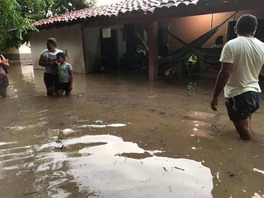 “Con el agua a la rodilla”, pobladores de El Cubulero, Valle, afectados por inundaciones