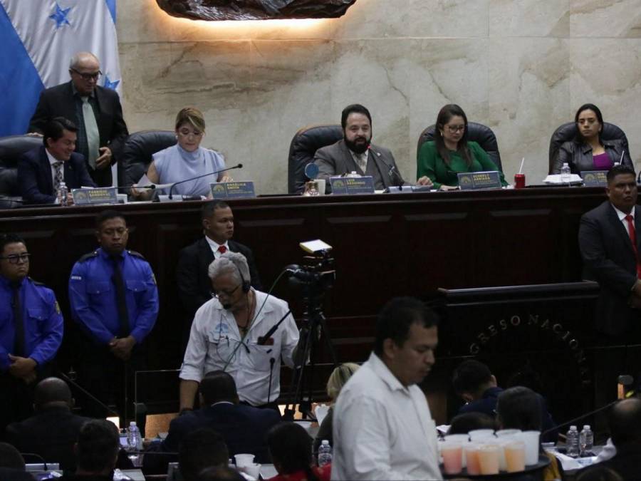 “Es una emergencia”, solo eso dijo Luis Redondo antes de suspender sesión en CN