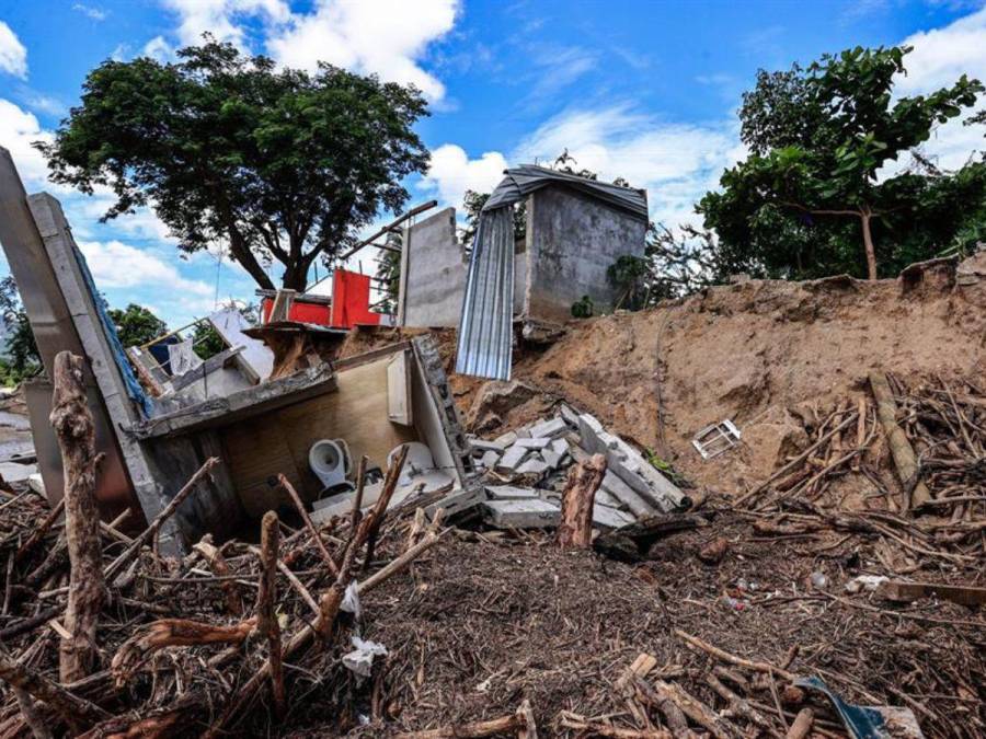 Lluvias del huracán John derrumban casas y sueños de familias en Acapulco, México