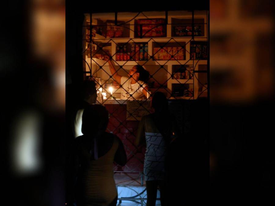 En penumbras pasaron la noche los cubanos por crisis energética