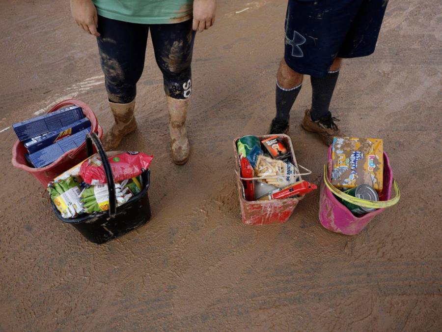 Imágenes tristes: Supermercados colapsados y escasez de agua potable por la DANA en Valencia