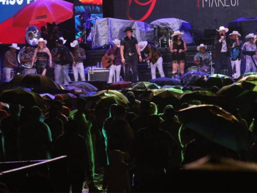 ¡Ritmo y alegría bajo la lluvia! Capitalinos celebran el Carnaval de Tegucigalpa