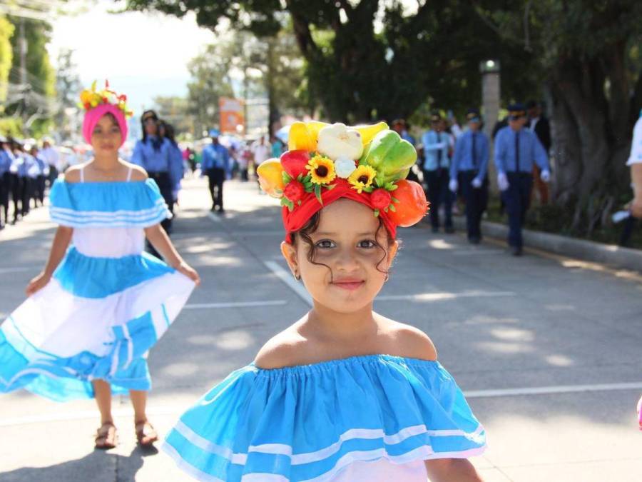 Alumnos de las escuelas muestran su fervor y sus sueños en los 203 aniversario de independencia