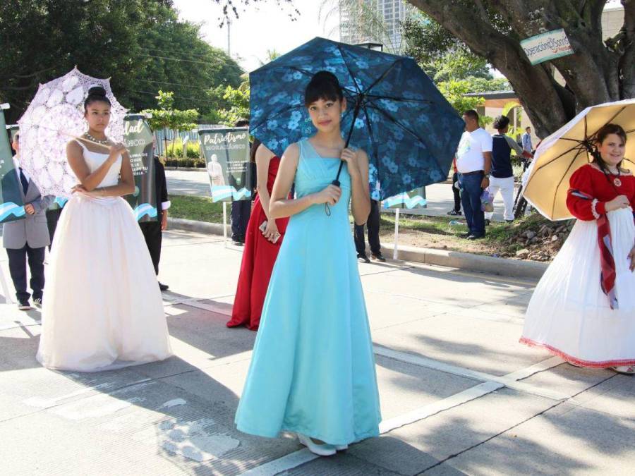 Alumnos de las escuelas muestran su fervor y sus sueños en los 203 aniversario de independencia