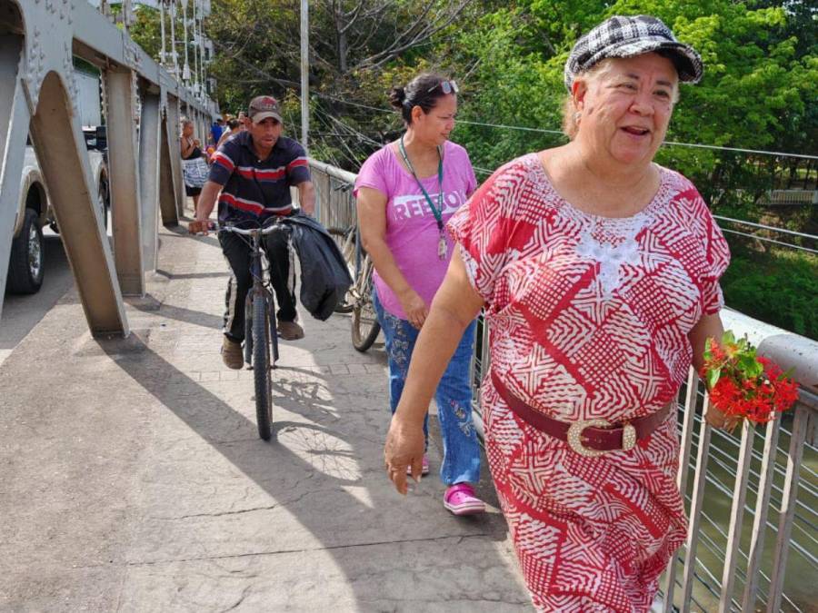 Tras 26 años del Mitch, hondureños recuerdan con flores a sus familiares desaparecidos en Choluteca