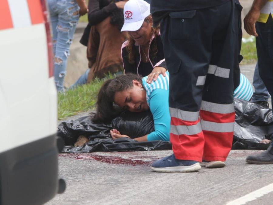 Dolor e impotencia: familiares de jóvenes fallecidos llegan a la zona del accidente en Zambrano