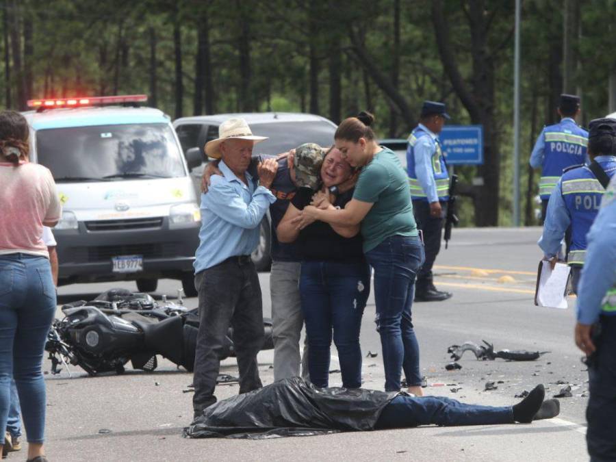 Dolor e impotencia: familiares de jóvenes fallecidos llegan a la zona del accidente en Zambrano