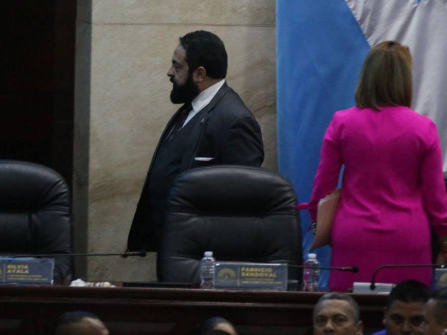 Lanzan botella con agua a Luis Redondo durante sesión en el Congreso Nacional