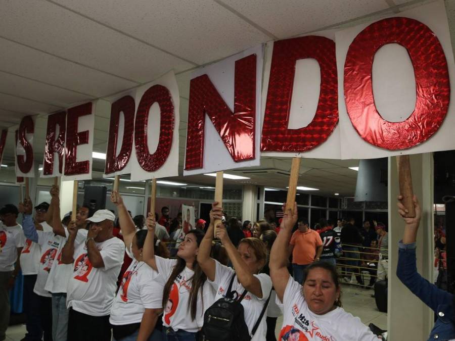 Luis Redondo jura lealtad a Libre, su cuarto partido político en 10 años